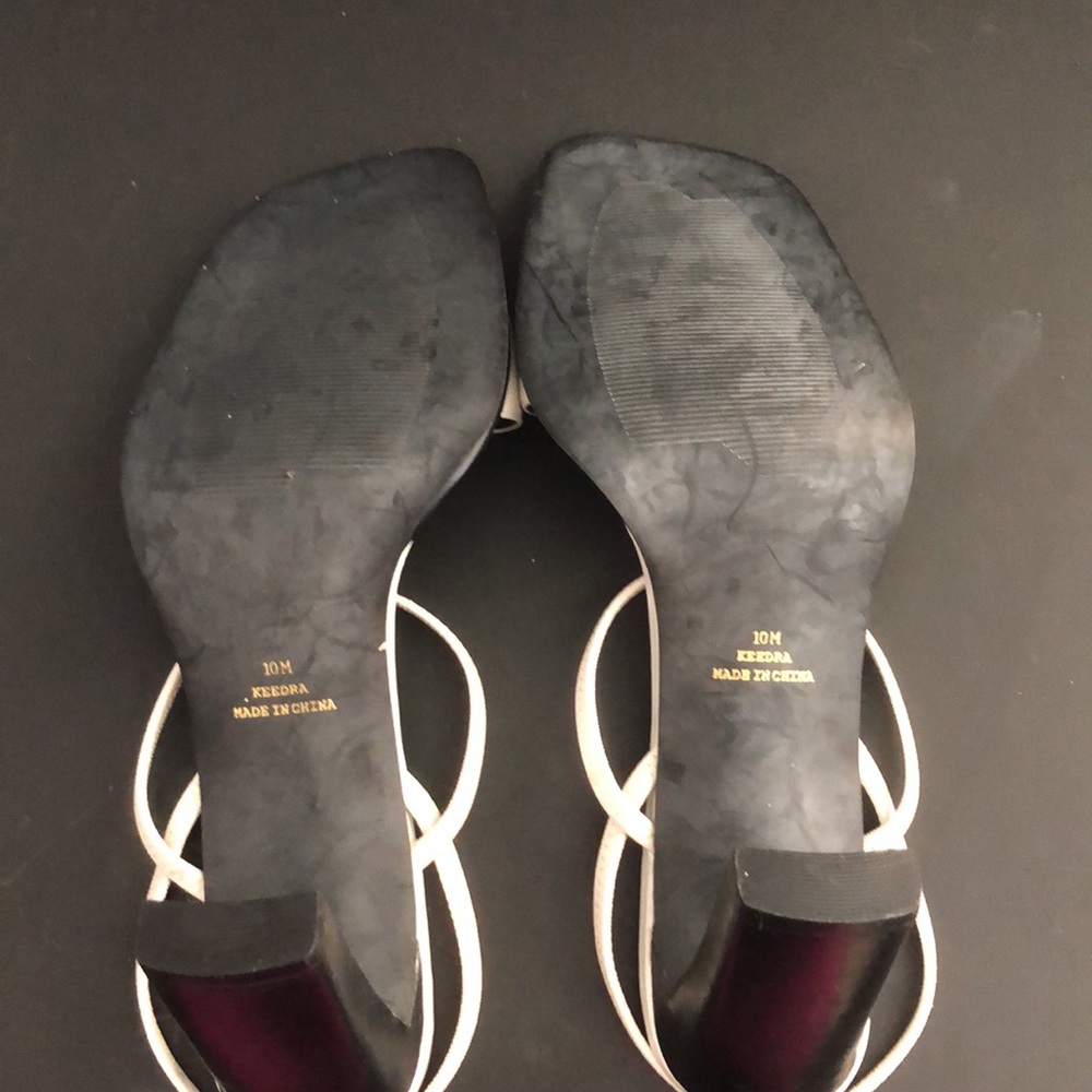 White and black sandals. - Picture 6 of 8